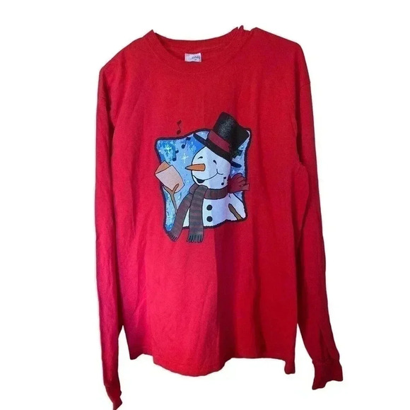 GILDAN RED TEE SIZE MEDIUM WITH SNOWMAN SINGING ON FRONT - Picture 1 of 2